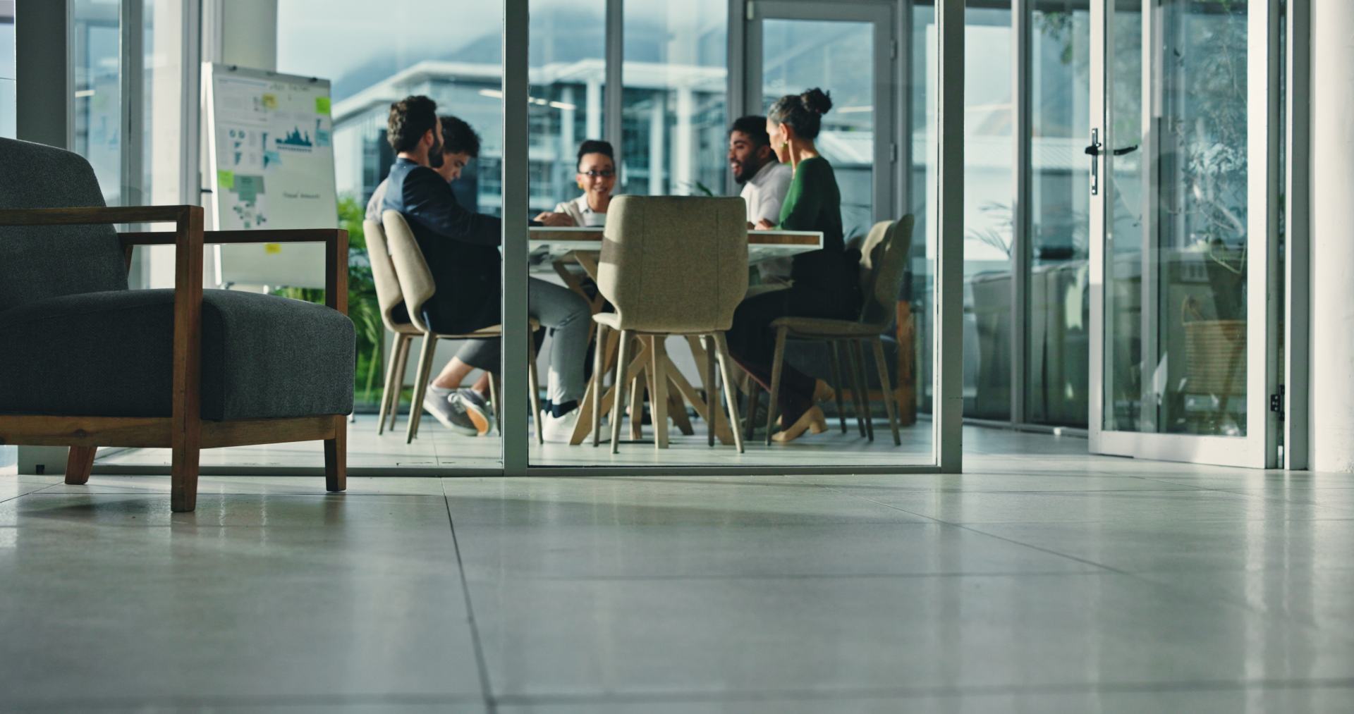 Geschäftsleute/ein Team in einer Besprechung zur Planung, zum Brainstorming oder zur Strategieentwicklung mit Unschärfeeffekt.